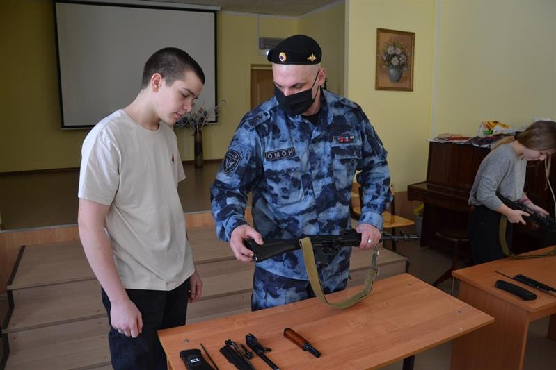 В Самаре росгвардейцы помогают юнармейцам подготовиться к «Зарнице»