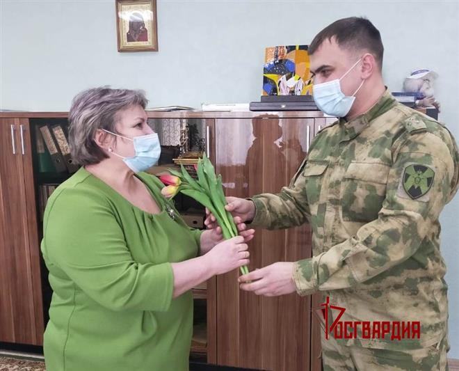«Весенние комплименты от Росгвардии» дарят уралочкам представители ведомства накануне 8 марта 