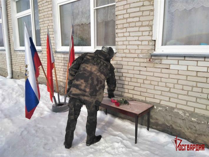Росгвардейцы приняли участие в открытии обновленной мемориальной доски павшему в бою офицеру курганского СОБР