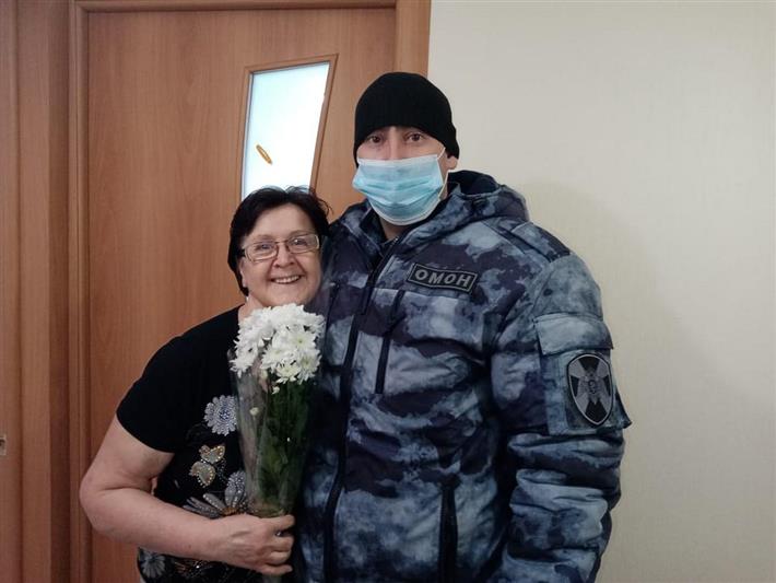 Росгвардейцы Алтайского края продолжают оказывать помощь семьям погибших правоохранителей