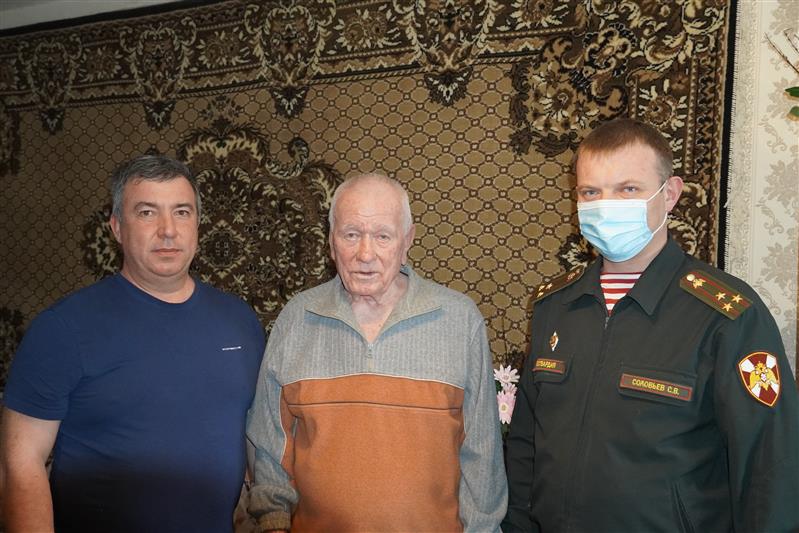 В Костроме росгвардейцы поздравили труженика тыла с 91-летием