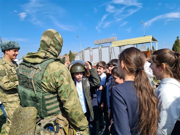 Росгвардия организовала День открытых дверей для подшефных школьников в Урус-мартане