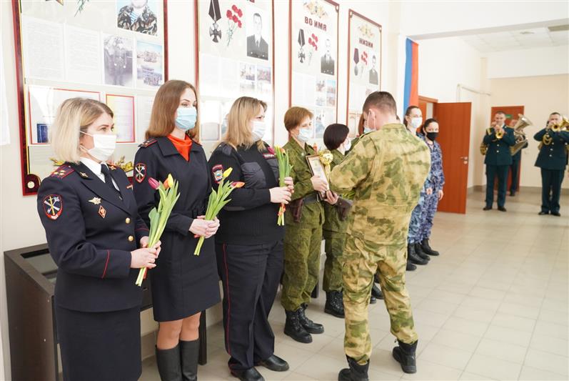 В Центральном округе Росгвардии прошли мероприятия, посвящённые Международному женскому дню (видео)