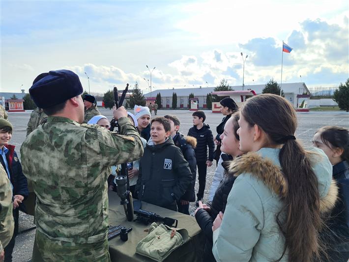 Росгвардия организовала День открытых дверей для подшефных школьников в Урус-мартане
