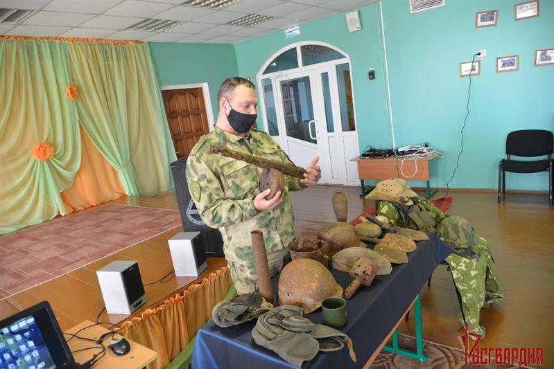 В преддверии Дня Росгвардии военнослужащие ведомства посетили учеников подшефных школ из труднодоступных поселков Югры