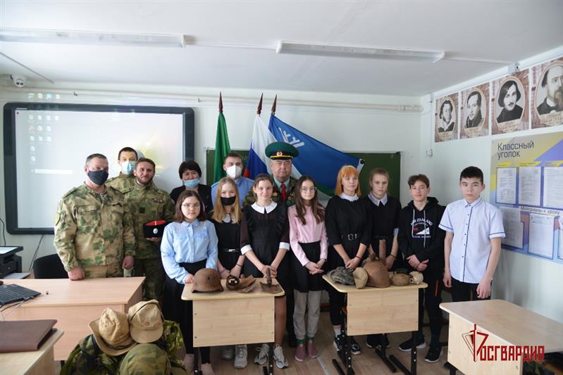 В преддверии Дня Росгвардии военнослужащие ведомства посетили учеников подшефных школ из труднодоступных поселков Югры
