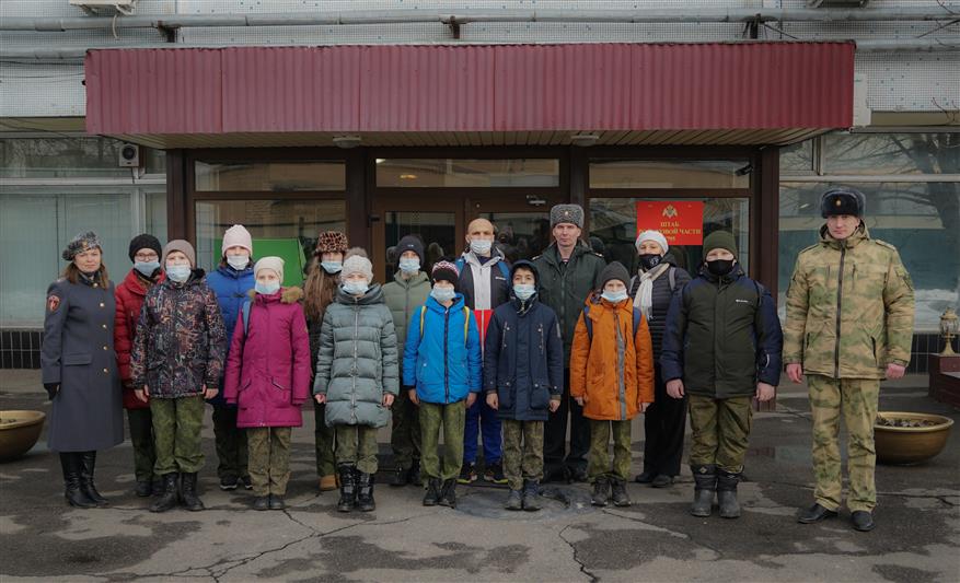 Московские школьники побывали в гостях у росгвардейцев