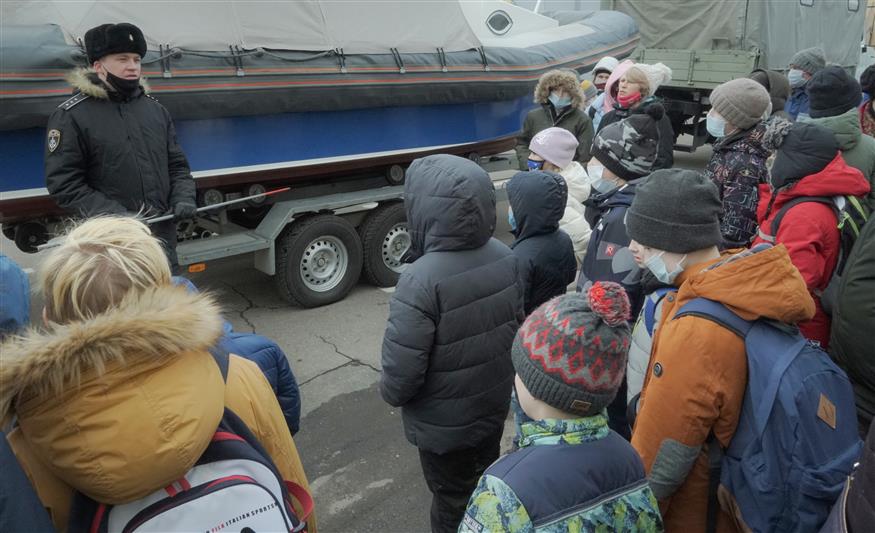 Московские школьники побывали в гостях у росгвардейцев