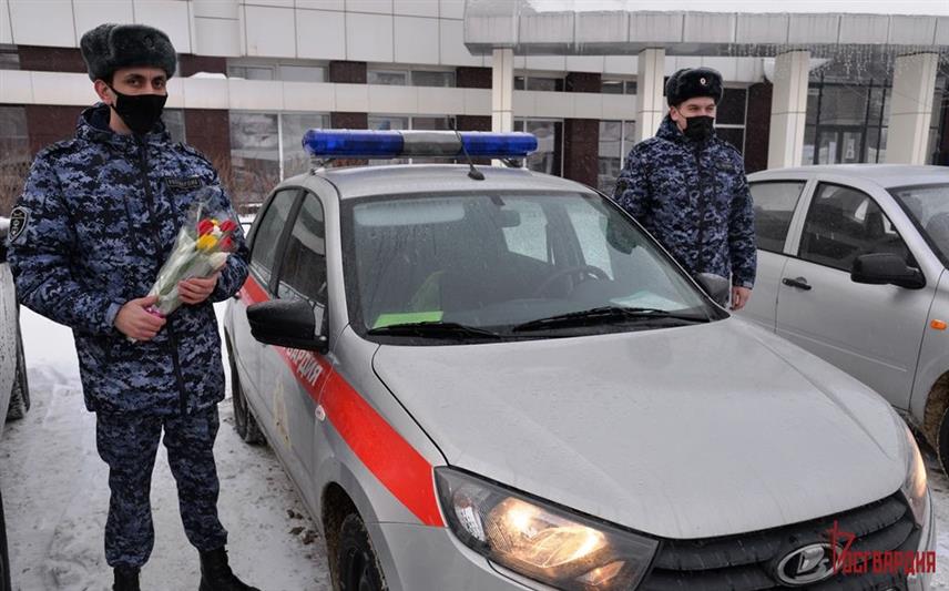 «Весенние комплименты от Росгвардии» дарят уралочкам представители ведомства накануне 8 марта 