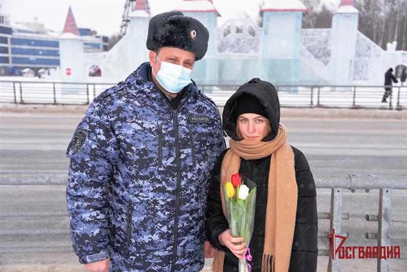 «Весенние комплименты от Росгвардии» дарят уралочкам представители ведомства накануне 8 марта 