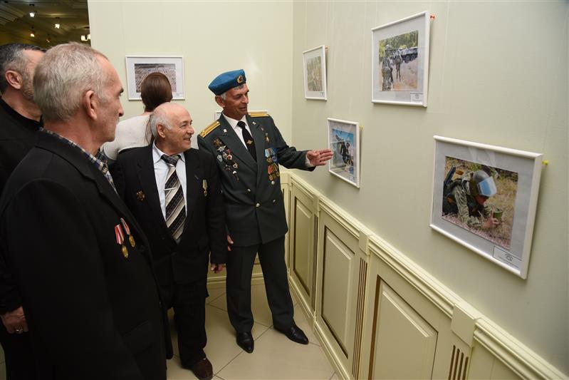 В ГРОЗНОМ СОСТОЯЛОСЬ ТОРЖЕСТВЕННОЕ ОТКРЫТИЕ ФОТОВЫСТАВКИ, ПОСВЯЩЕННОЙ  ДНЮ РОСГВАРДИИ