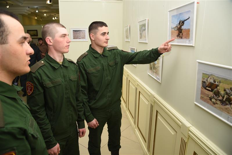 В ГРОЗНОМ СОСТОЯЛОСЬ ТОРЖЕСТВЕННОЕ ОТКРЫТИЕ ФОТОВЫСТАВКИ, ПОСВЯЩЕННОЙ  ДНЮ РОСГВАРДИИ