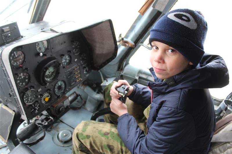 Военнослужащие иркутской авиационной эскадрильи проводят мероприятия акции «Росгвардия исполняет мечты»