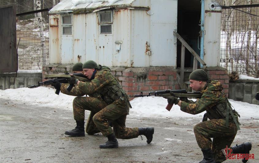 В Новоуральске в рамках проекта «Дни Росгвардии» активисты-волонтеры побывали на учении подразделения вневедомственной охраны
