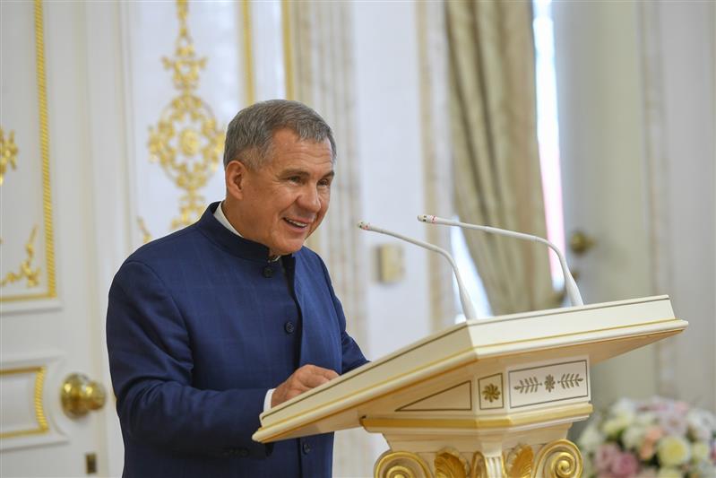Президент Республики Татарстан Рустам Минниханов вручил государственные награды представительницам Росгвардии
