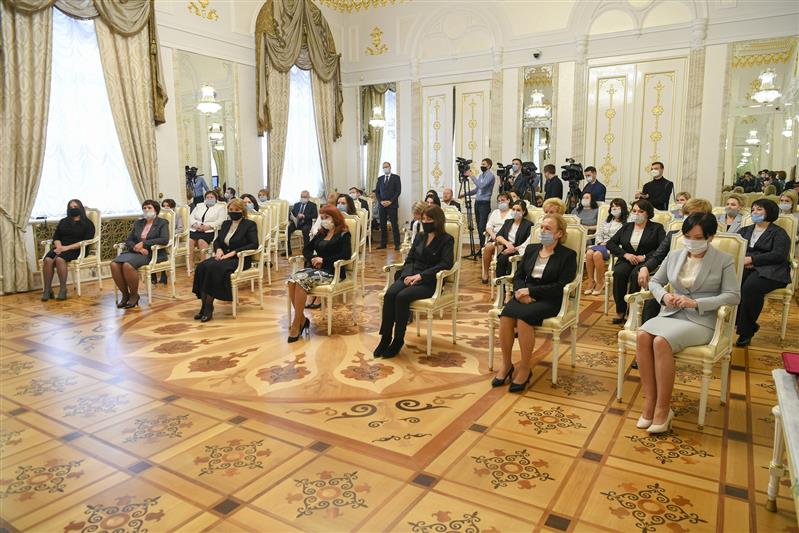 Президент Республики Татарстан Рустам Минниханов вручил государственные награды представительницам Росгвардии