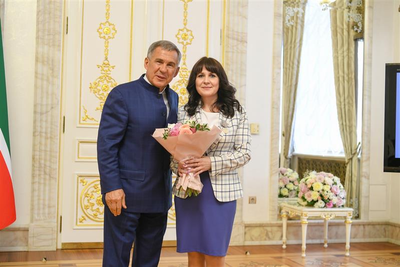 Президент Республики Татарстан Рустам Минниханов вручил государственные награды представительницам Росгвардии