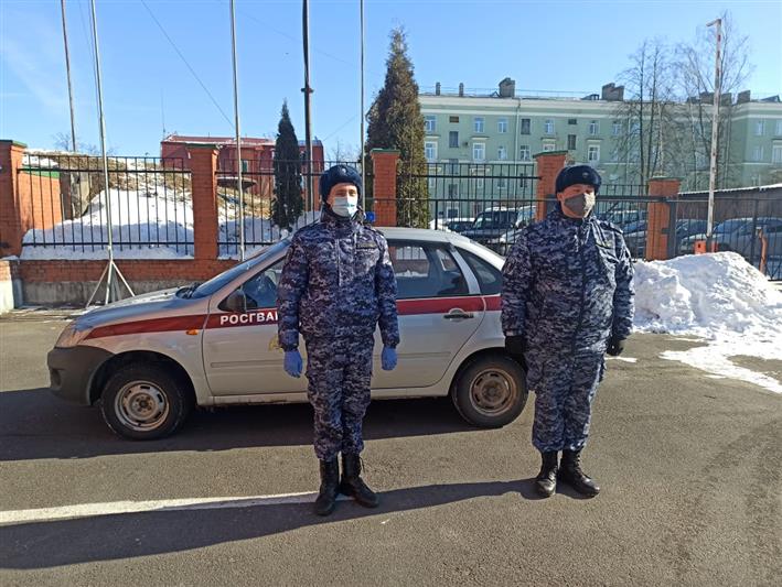 В Санкт-Петербурге росгвардейцы пришли на помощь жителям частного дома, в котором произошел пожар
