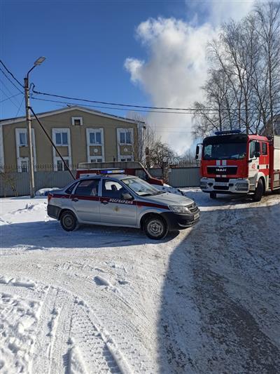 В Санкт-Петербурге росгвардейцы пришли на помощь жителям частного дома, в котором произошел пожар