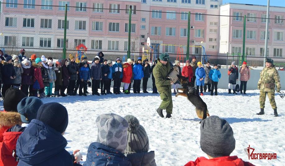 Кадеты и тюменские школьники поздравили своих наставников - росгвардейцев с юбилеями ведомства (видео)