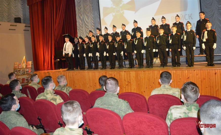 Кадеты и тюменские школьники поздравили своих наставников - росгвардейцев с юбилеями ведомства (видео)