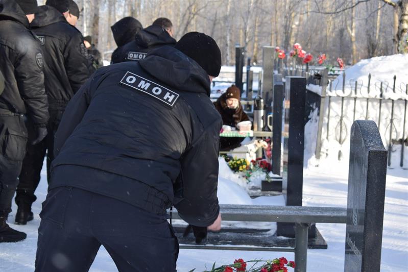 Архангельские росгвардейцы почтили память погибшего бойца ОМОН