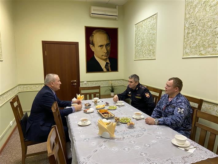 Начальник Центра специального назначения вневедомственной охраны Росгвардии поздра-вил с профессиональным праздником ветеранов службы