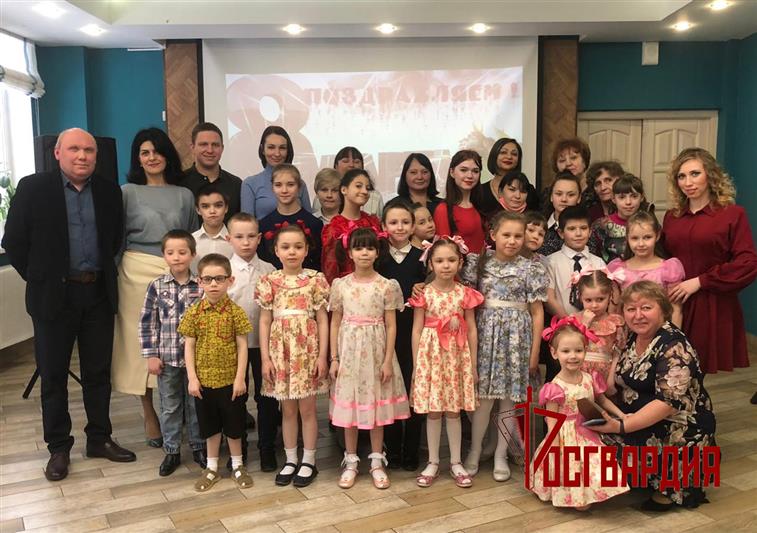 В Уральском округе росгвардейцы поздравили с 8 Марта воспитанниц социальных центров и устроили праздничный концерт под окнами детской больницы