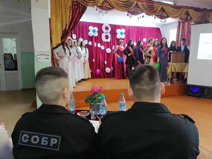 В Туве росгвардейцы поздравили детей подшефного учреждения и матерей погибших товарищей с 8 марта