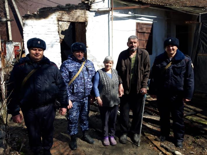 В Кабардино-Балкарии сотрудники Росгвардии спасли людей на пожаре