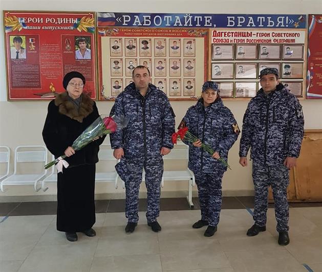 В Дагестане росгвардейцы навестили семью Героя России Магомеда Нурбагандова