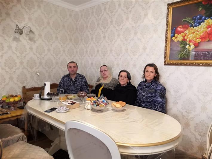 В Дагестане росгвардейцы навестили семью Героя России Магомеда Нурбагандова