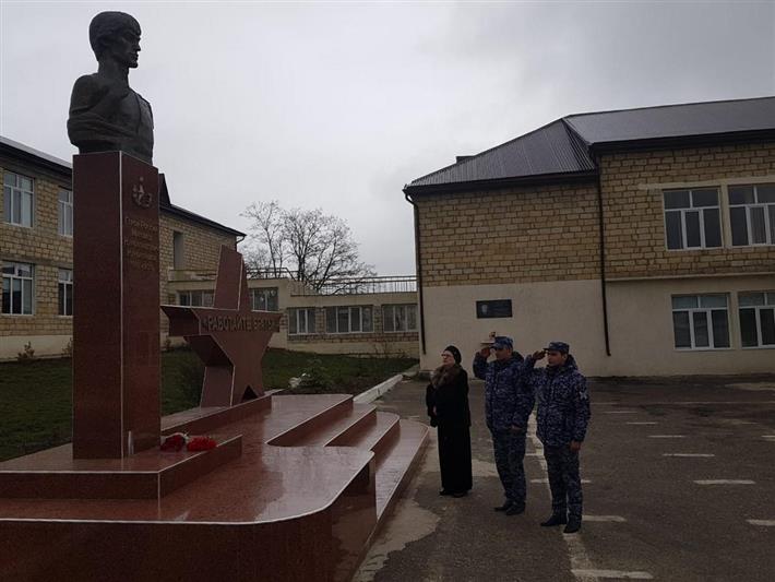 В Дагестане росгвардейцы навестили семью Героя России Магомеда Нурбагандова
