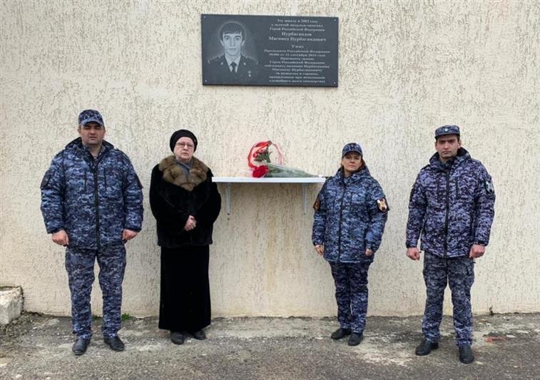 В Дагестане росгвардейцы навестили семью Героя России Магомеда Нурбагандова
