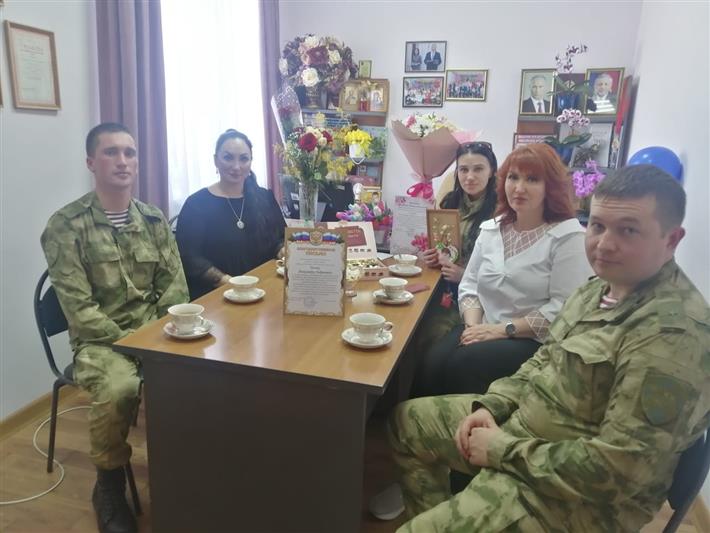 Офицеры урус-мартановского полка Росгвардии поздравили подшефный детский центр с днем основания