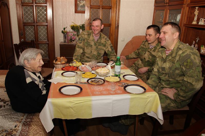 Военнослужащие ОДОН им. Ф.Э. Дзержинского поздравили с 8 марта ветерана соединения
