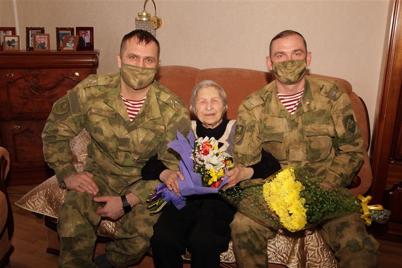 Военнослужащие ОДОН им. Ф.Э. Дзержинского поздравили с 8 марта ветерана соединения
