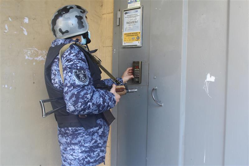 В Саратове росгвардейцы пришли на помощь пенсионерке, оказавшейся в опасной ситуации