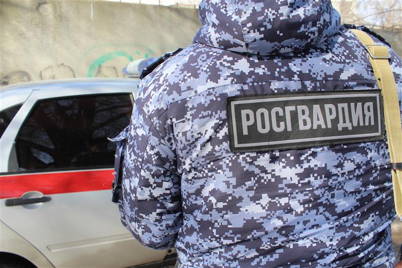 Сотрудники Росгвардии вернули домой ребенка, потерявшегося в ночном Саратове