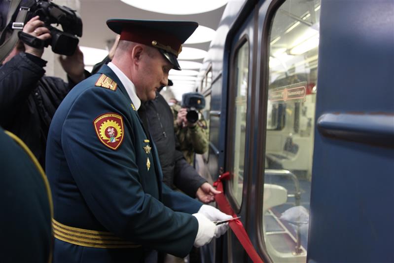 В новосибирском метро запустили тематический вагон, посвящённый юбилею военного института Росгвардии