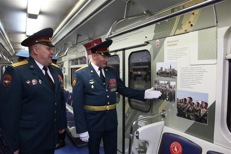 В новосибирском метро запустили тематический вагон, посвящённый юбилею военного института Росгвардии