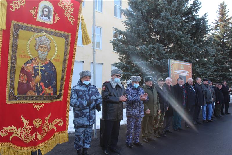 В Саратове в дар росгвардейцам переданы православные святыни