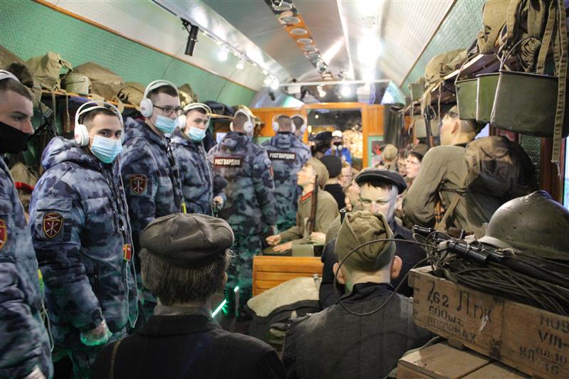 Военнослужащие севастопольского специального моторизованного полка Росгвардии посетили экспозицию «Поезд Победы»