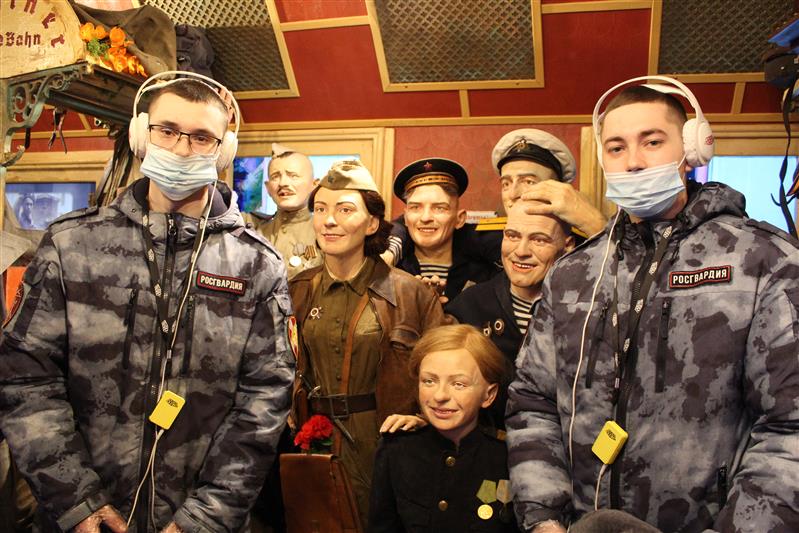 Военнослужащие севастопольского специального моторизованного полка Росгвардии посетили экспозицию «Поезд Победы»