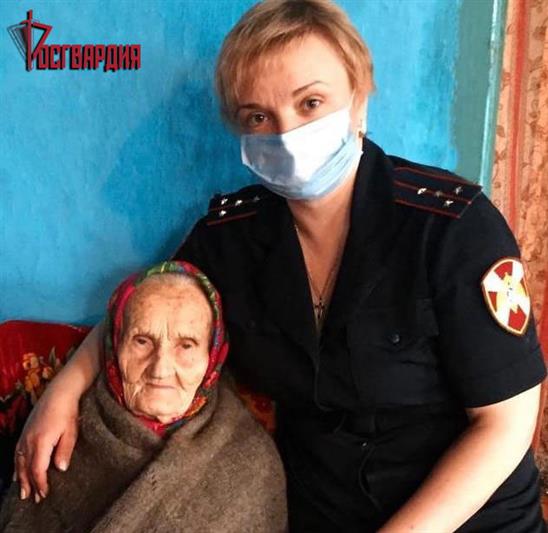В Тулуне сотрудники Росгвардии поздравили с 99-летием труженицу тыла