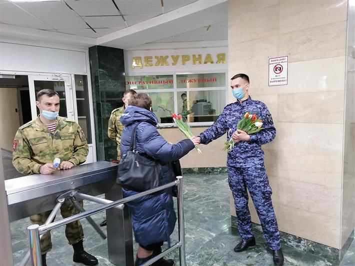 Бойцы казанского отряда спецназа Росгвардии подготовили сюрприз для женщин к 8 марта 