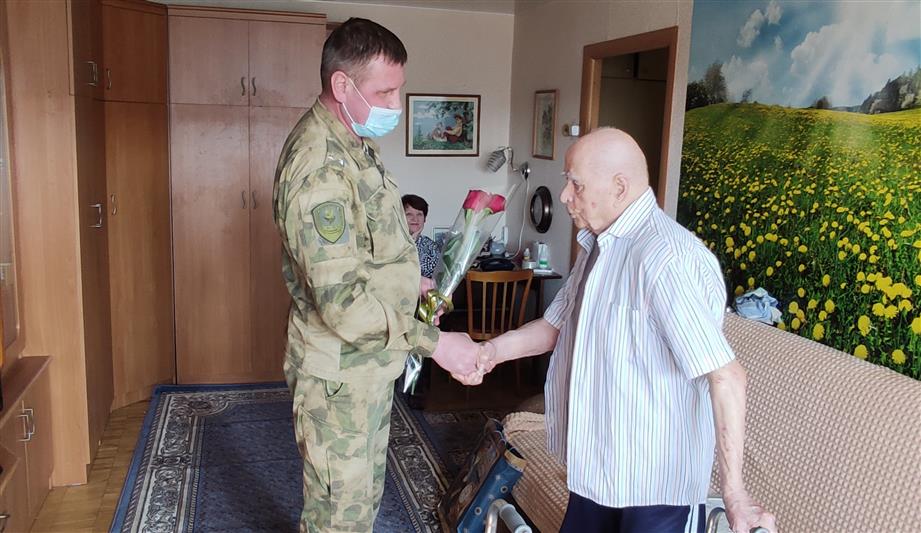 Военнослужащие ОДОН им. Ф. Э. Дзержинского поздравили ветерана соединения со 100-летним юбилеем