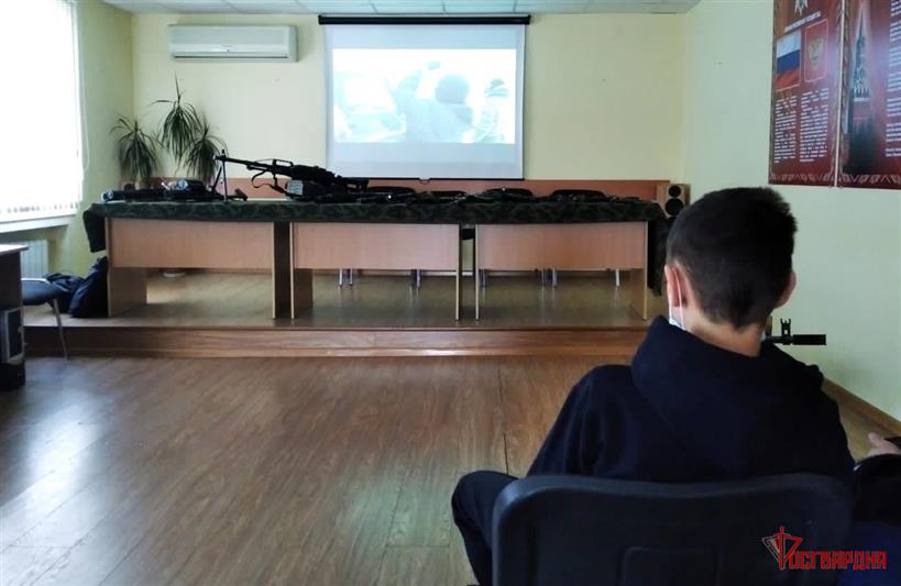 В рамках всероссийской акции «Дни Росгвардии» нижнетагильский ОМОН распахнул свои двери для подшефных школьников
