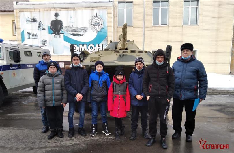 В рамках всероссийской акции «Дни Росгвардии» нижнетагильский ОМОН распахнул свои двери для подшефных школьников