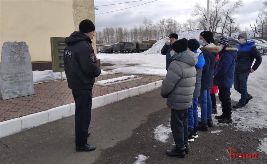 В рамках всероссийской акции «Дни Росгвардии» нижнетагильский ОМОН распахнул свои двери для подшефных школьников